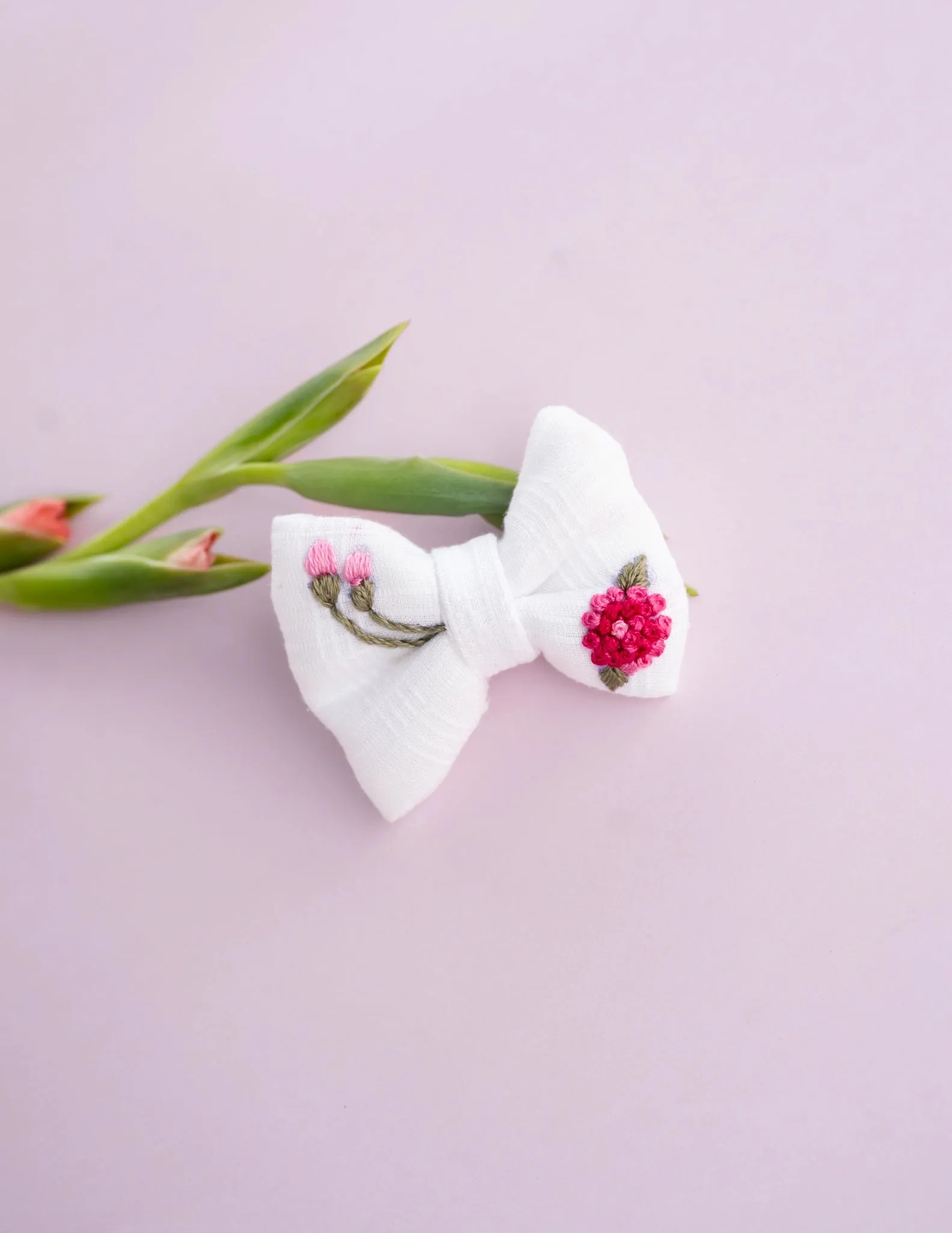 Newborn Mini Bow White | Hand Embroidered