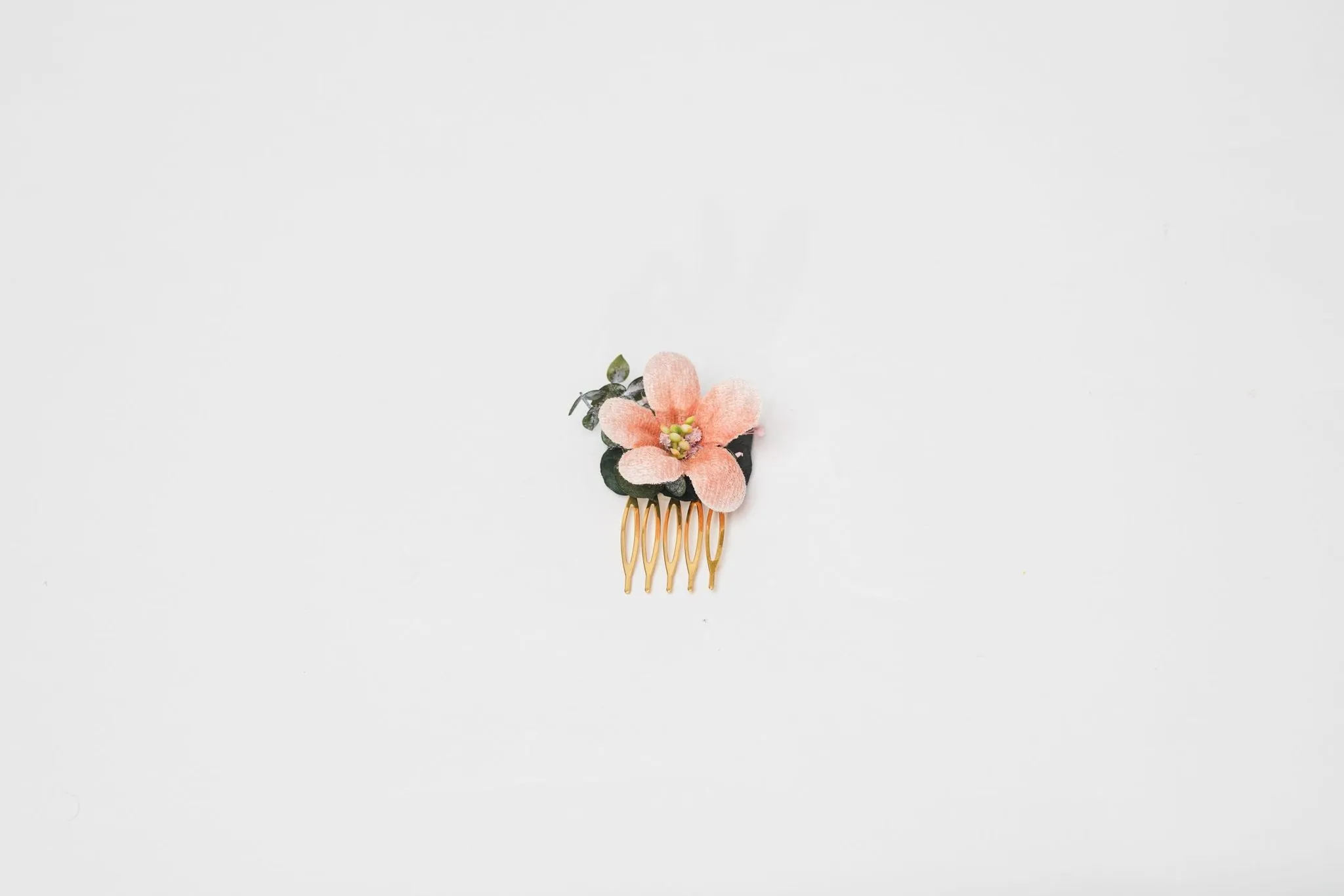 Peach and green mini flower comb Peach wedding Flower hair comb for bride Bridesmaid gift Apricot wedding 2021 Magaela Small bridesmaid comb