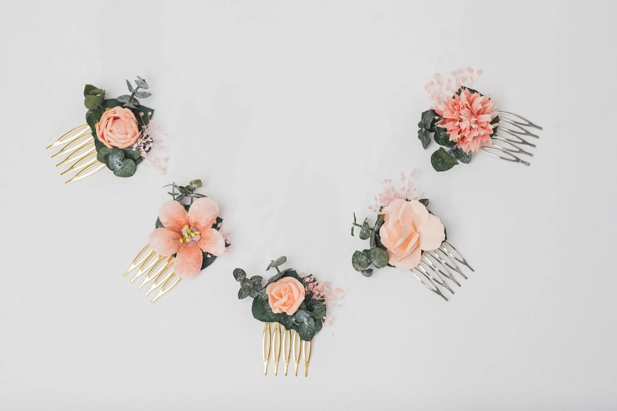 Peach and green mini flower comb Peach wedding Flower hair comb for bride Bridesmaid gift Apricot wedding 2021 Magaela Small bridesmaid comb