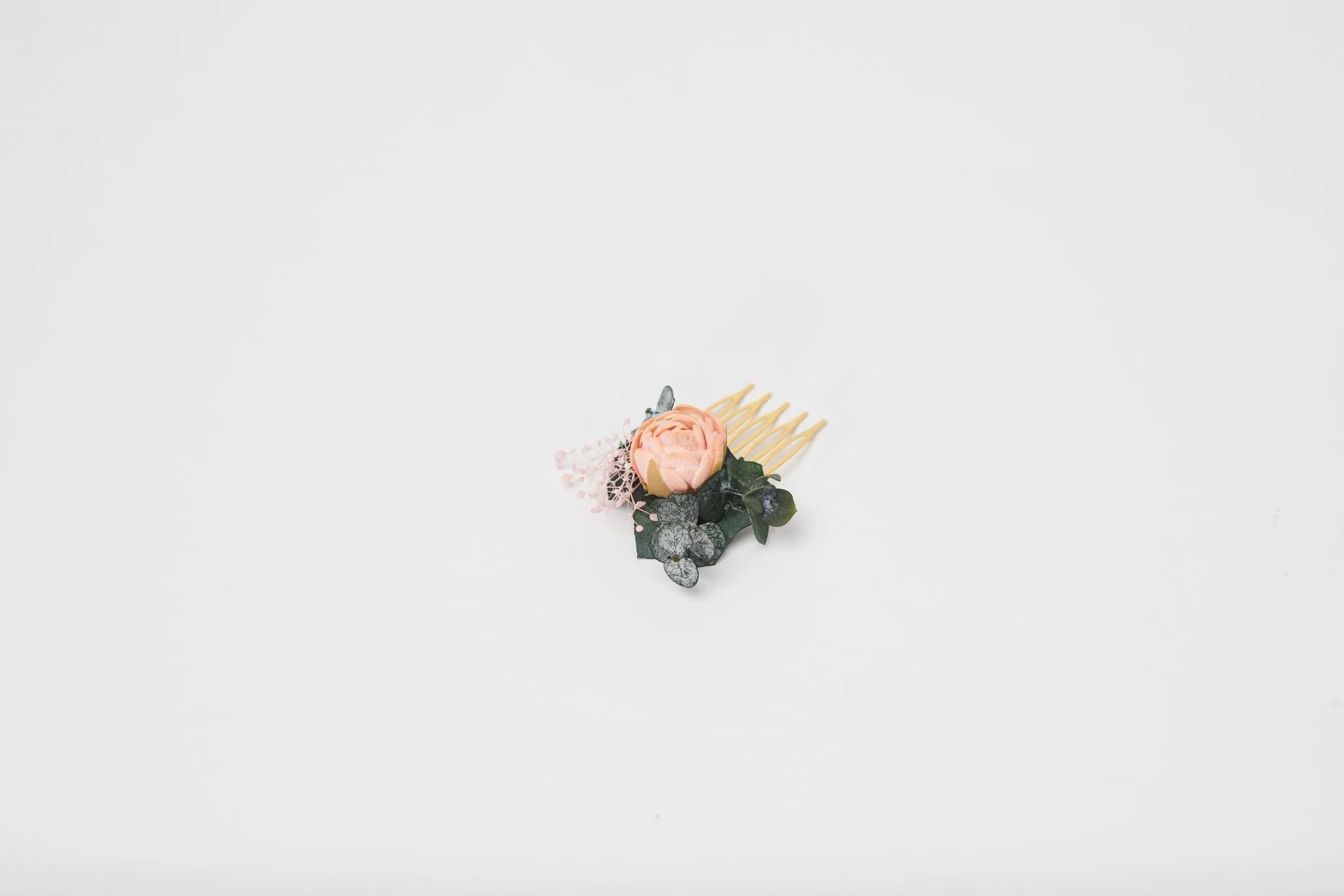 Peach and green mini flower comb Peach wedding Flower hair comb for bride Bridesmaid gift Apricot wedding 2021 Magaela Small bridesmaid comb