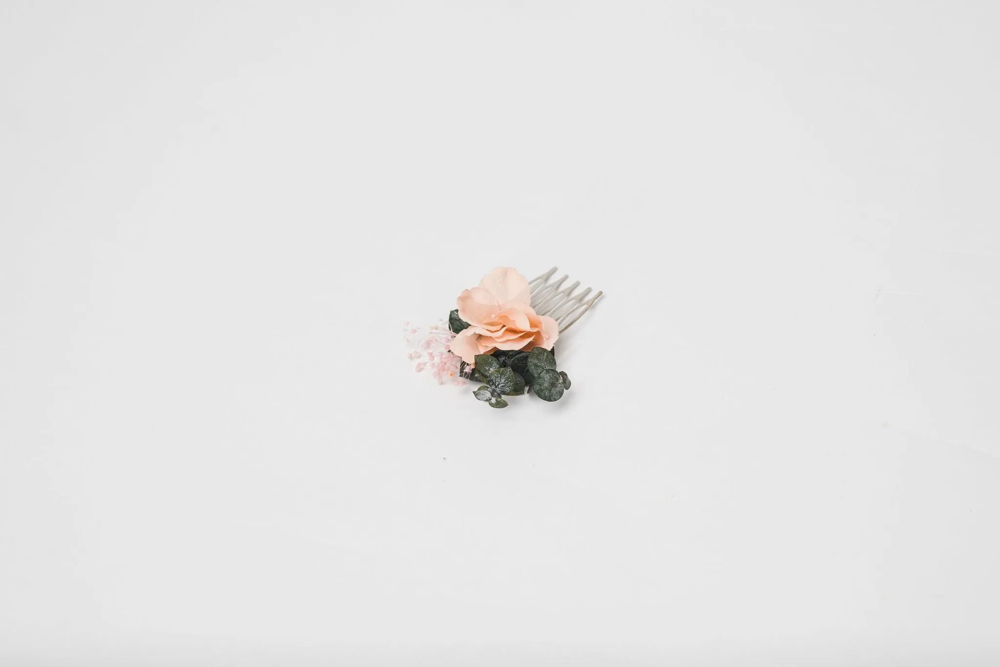 Peach and green mini flower comb Peach wedding Flower hair comb for bride Bridesmaid gift Apricot wedding 2021 Magaela Small bridesmaid comb