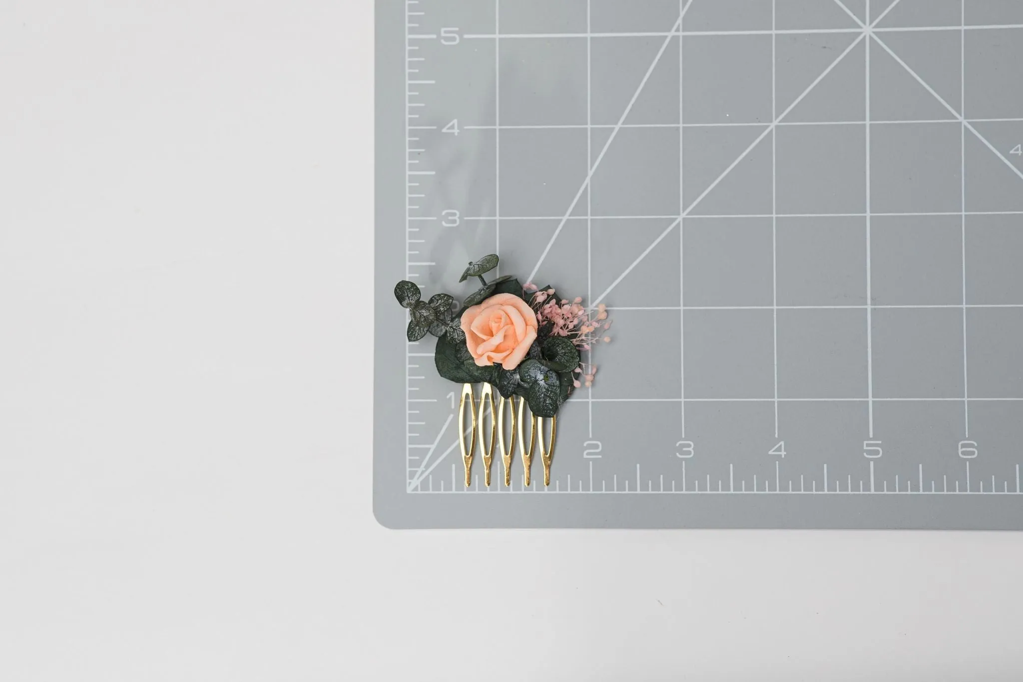 Peach and green mini flower comb Peach wedding Flower hair comb for bride Bridesmaid gift Apricot wedding 2021 Magaela Small bridesmaid comb