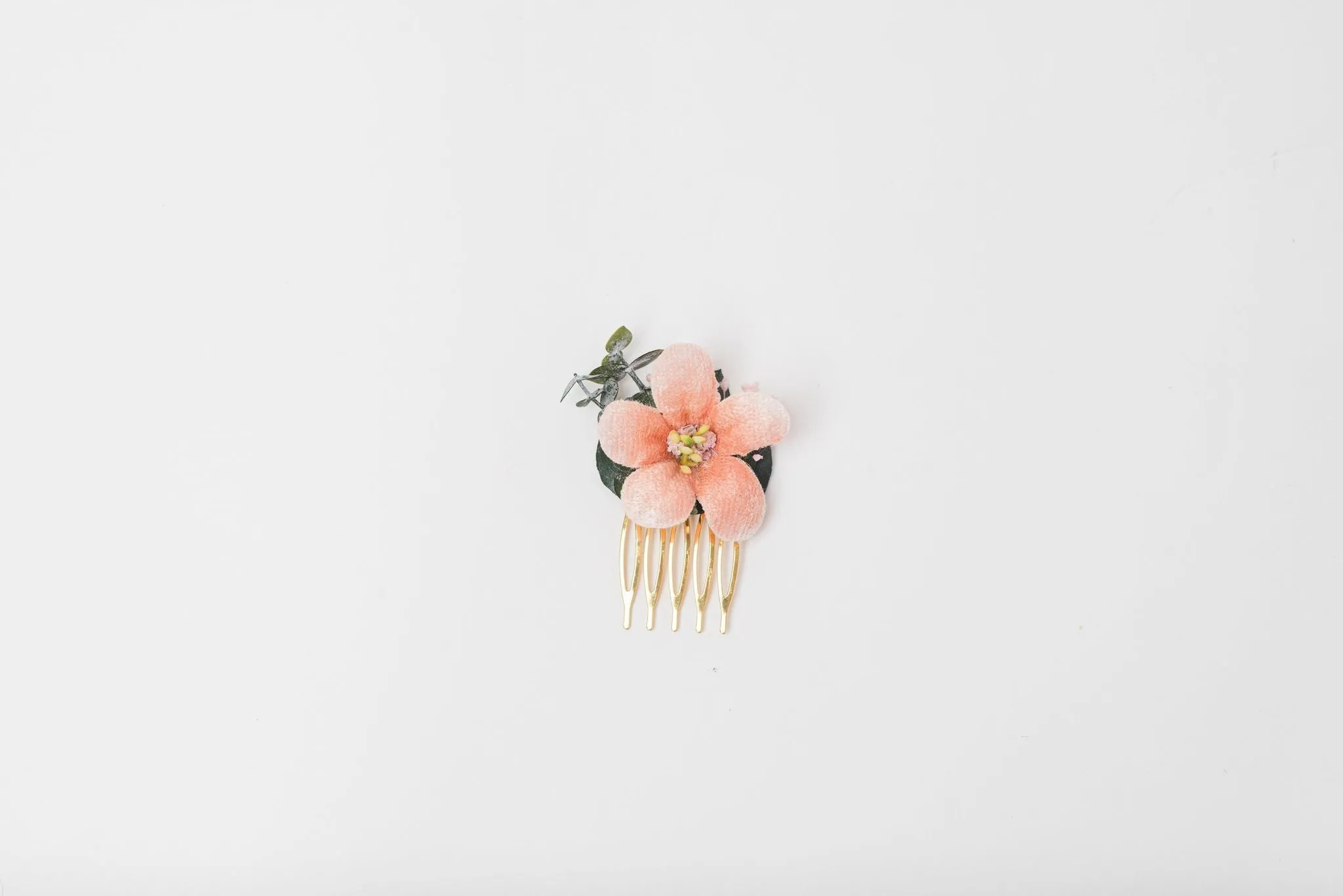 Peach and green mini flower comb Peach wedding Flower hair comb for bride Bridesmaid gift Apricot wedding 2021 Magaela Small bridesmaid comb