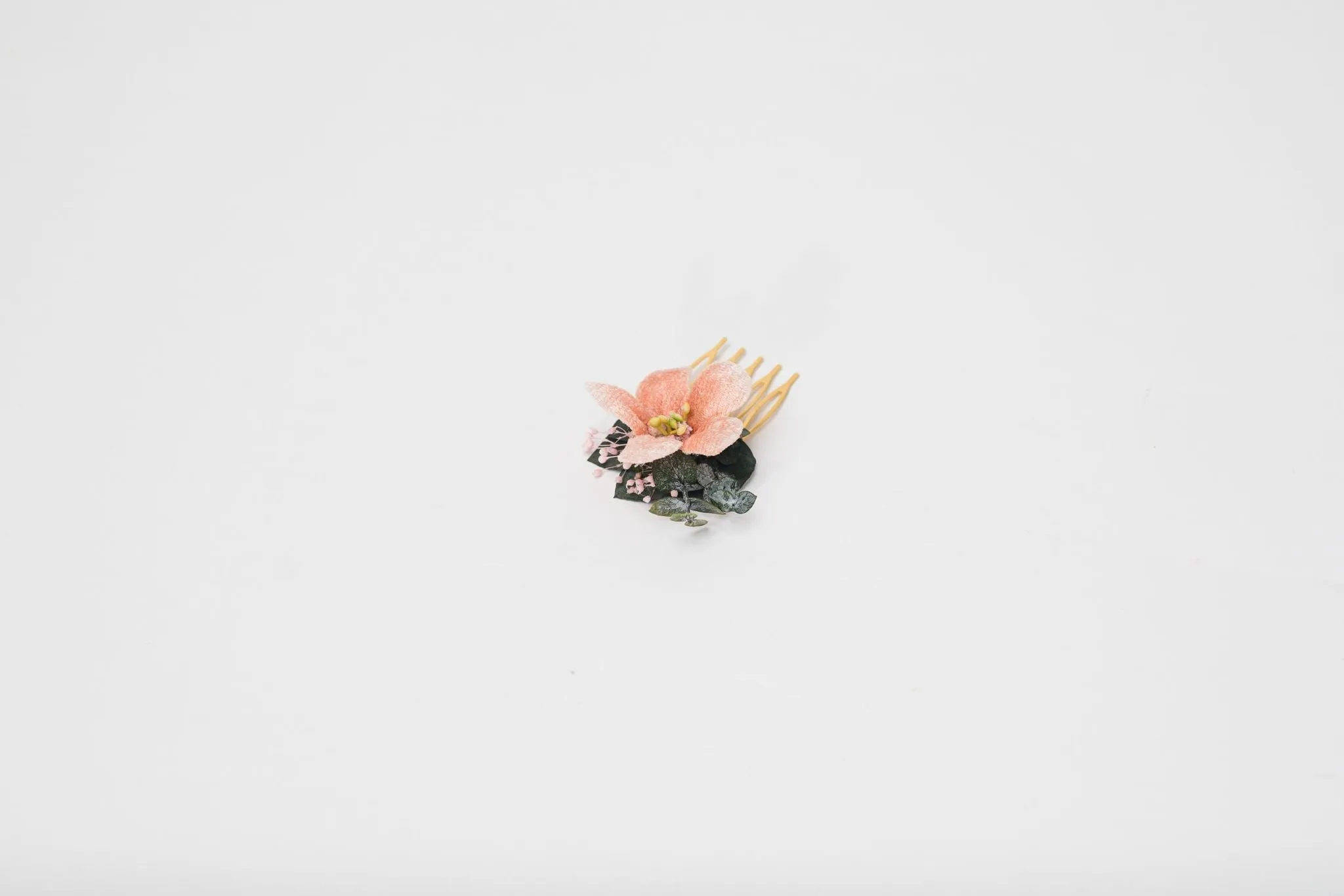 Peach and green mini flower comb Peach wedding Flower hair comb for bride Bridesmaid gift Apricot wedding 2021 Magaela Small bridesmaid comb